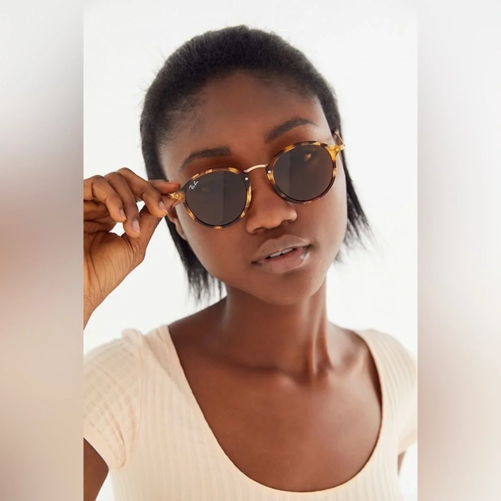 Beautiful Ray-Ban Round Lens Sunglasses RB2447 Fleck Tortoise W/ Brown Lens 49mm - Picture 12 of 16